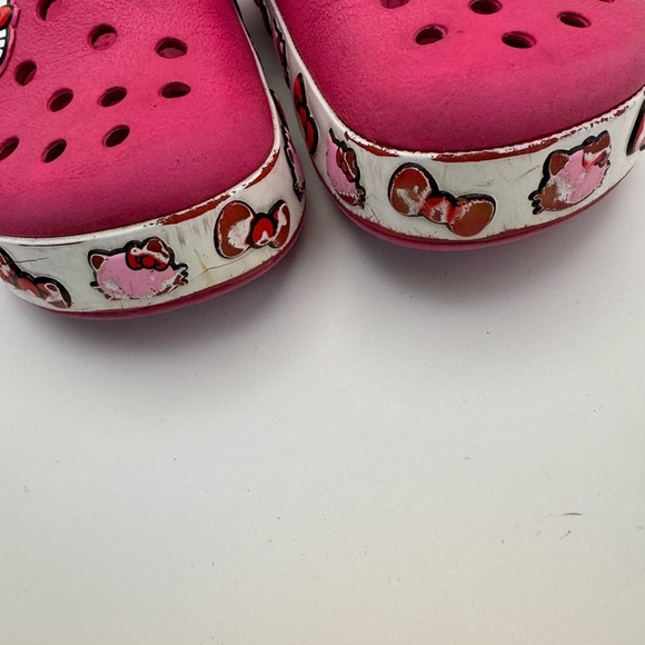Crocs Children Size 9 PinkHello Kitty Crocs Slip on Clogs Fast Shipping - Picture 2 of 13